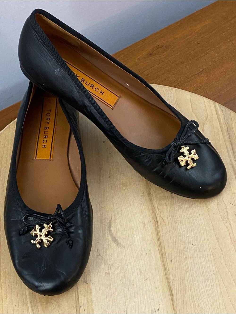 Tory Burch Tory Charm Ballet Flats Black Leather Gold Logo Bow Shoes Women’s 9M